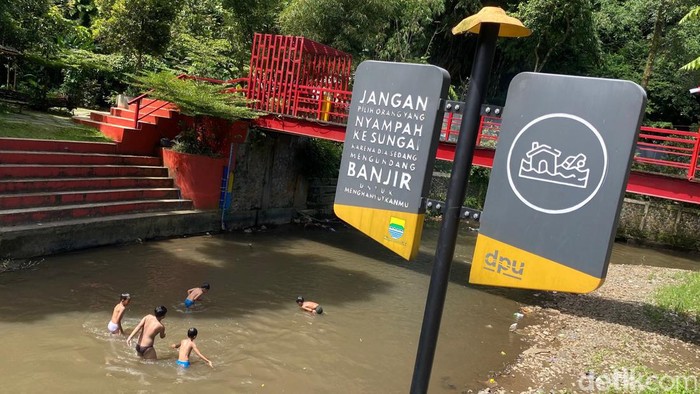 Teras Cikapundung, Bandung. Teras Cikapundung, Bandung.