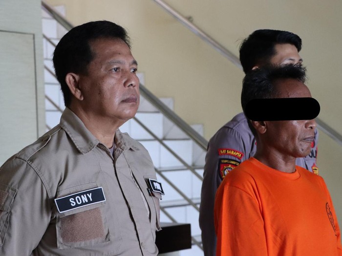 Tersangka pemerkosaan terhadap anak di bawah umur, SE (52), warga Kecamatan Kemiri, Purworejo, di Mapolres Purworejo, Kamis (6/4/2023).