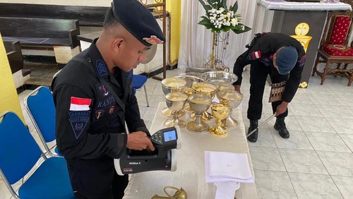 Tim penjinak bom Brimobda NTT melakukan pengecekan gereja-gereja di Kota Kupang sebelum ibadah paskah dimulai, Kamis (6/4/2023). (IST)