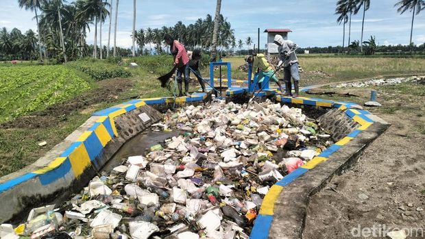 Tumpukan sampah di saluran irigasi di Polman, Sulbar.