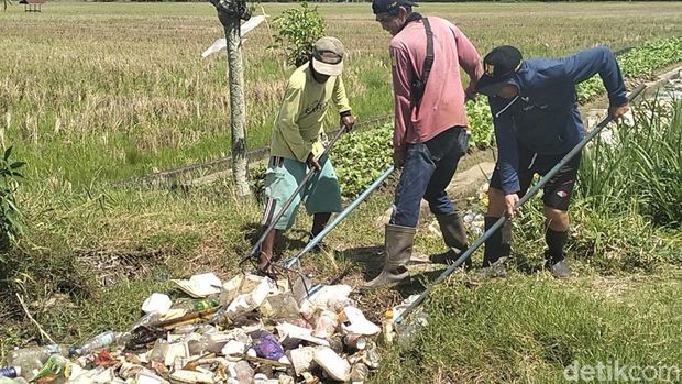 Tumpukan sampah di saluran irigasi di Polman, Sulbar.