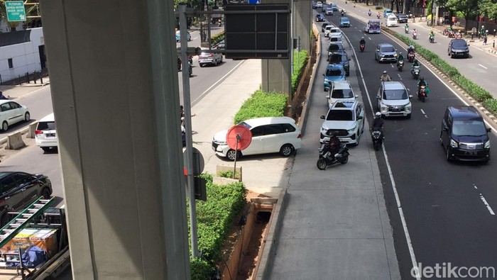 U-turn di Jl Rasuna Said depan JPO Karet Kuningan. (Fathia Nabila Qonita)