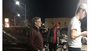 Bill Gates langganan masuk daftar orang terkaya di dunia. Saat ini menurut Forbes, hartanya sekitar USD 109 miliar. Akan tetapi dia dikenal terkesan hidup sederhana, khususnya perilakunya. Ini saat beberapa waktu silam Bill Gates terlihat antre sendirian di sebuah toko burger di Seattle, layaknya orang biasa. Gates dijepret seorang mantan pegawai Microsoft yang kebetulan ada di sana. Gates terkenal suka makan burger.  Foto: Twitter ceosonson