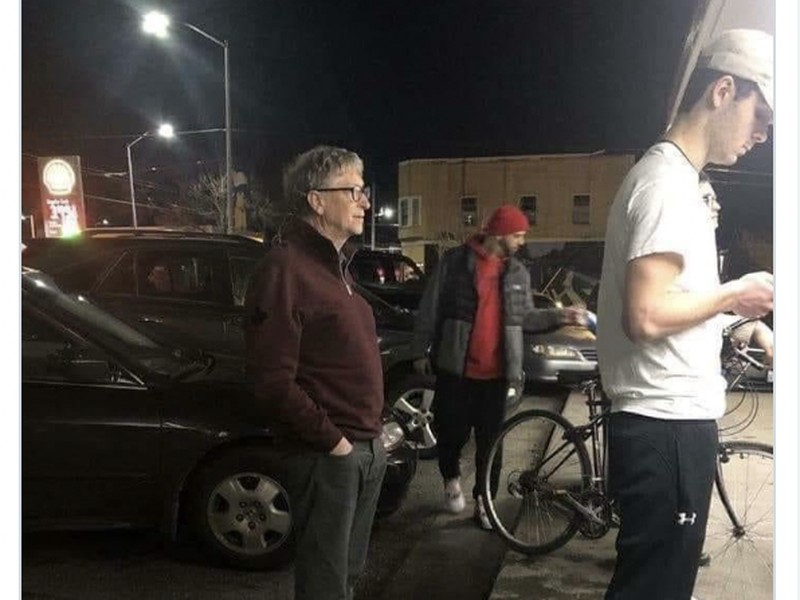 Viral Foto Bill Gates Antre di Gerai Burger, Netizen Puji Kesederhanaannya