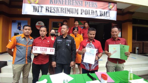 Wanita penggelap mobil rental dan pemalsu dokumen SHM dihadirkan saat konferensi pers oleh Ditreskrimum Polda Bali, Kamis (6/4/2023). (I Wayan Sui Suadnyana/detikBali)