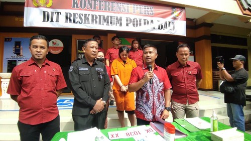Wanita penggelap mobil rental dan pemalsu SHM dihadirkan saat konferensi pers oleh Ditreskrimum Polda Bali, Kamis (6/4/2023). (I Wayan Sui Suadnyana/detikBali)