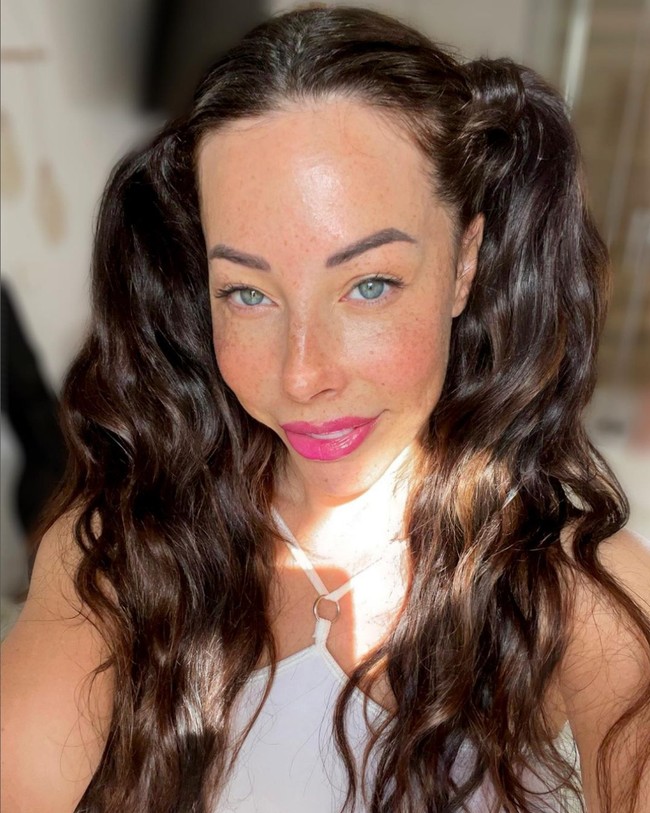 Yaela Vonk menjual pakaian dalam bekasnya di situs Only Fans. Pembelinya rata-rata adalah para penggemar yang memang sudah lama menikmati koleksi foto seksinya. Foto: Instagram/@imglad