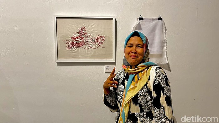 Yeni, pengrajin dudukuy dari Cigondewah memamerkan hasil seninya.