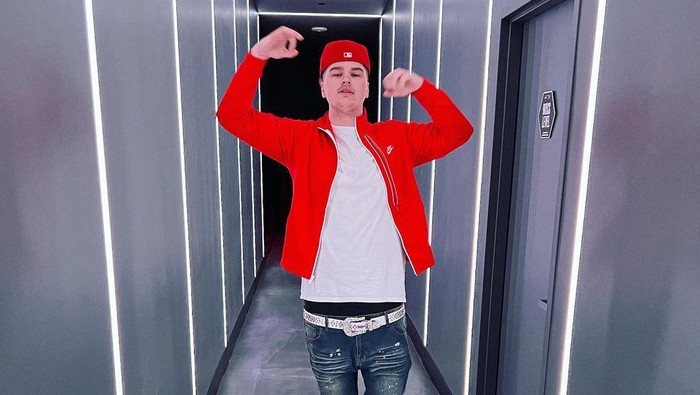 Tanner Cook, YouTuber asal Amerika Serikat, baru-baru ini mengalami kejadian tidak mengenakkan. Dirinya ditembak di bagian perut, saat membuat konten prank.