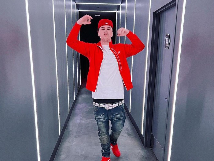Tanner Cook, YouTuber asal Amerika Serikat, baru-baru ini mengalami kejadian tidak mengenakkan. Dirinya ditembak di bagian perut, saat membuat konten prank.