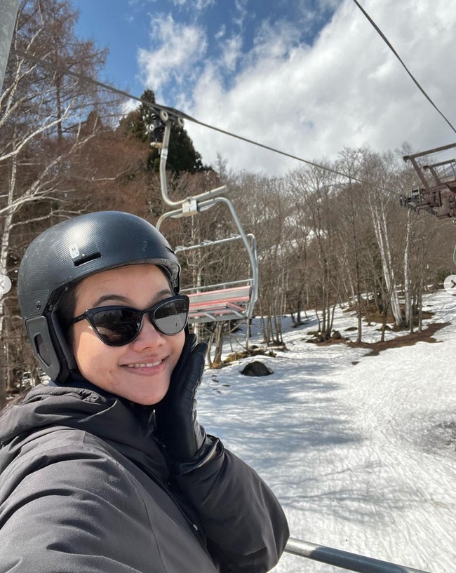 Dengan wajah bahagia, Yura tampak begitu menikmati momen liburannya kali ini. Lihat saja potret dirinya dengan latar belakang salju dan pemandangan pohon-pohon di sana. Foto: Instagram/@yurayunita