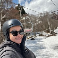 Dengan wajah bahagia, Yura tampak begitu menikmati momen liburannya kali ini. Lihat saja potret dirinya dengan latar belakang salju dan pemandangan pohon-pohon di sana. Foto: Instagram/@yurayunita