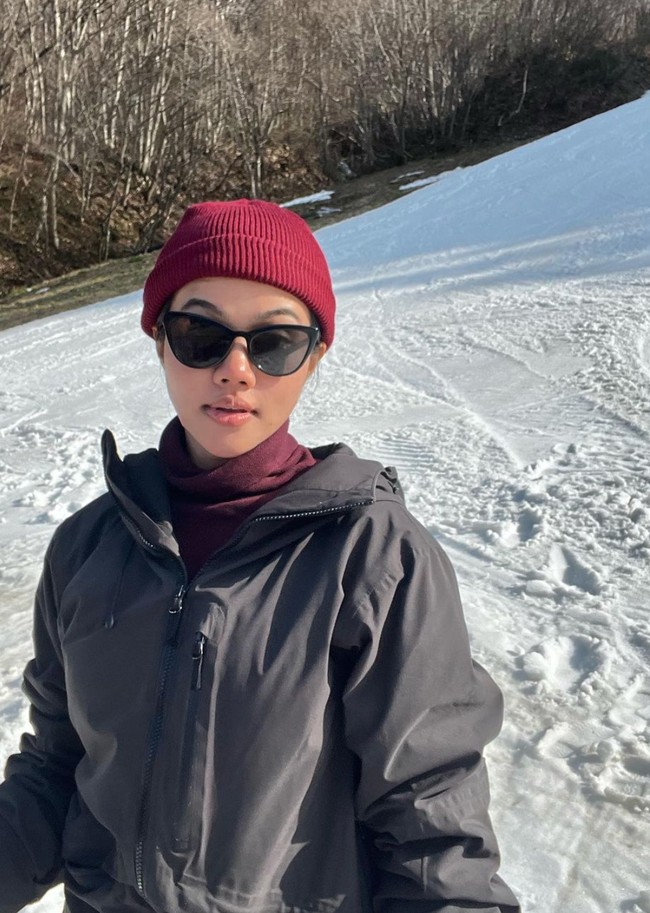 Selama berlibur Yura rupanya juga lebih memilih tampil natural tanpa pulasan makeup. Walaupun tampil tanpa pulasan makeup namun Yura tetap tampil dengan percaya diri. Foto: Instagram/@yurayunita