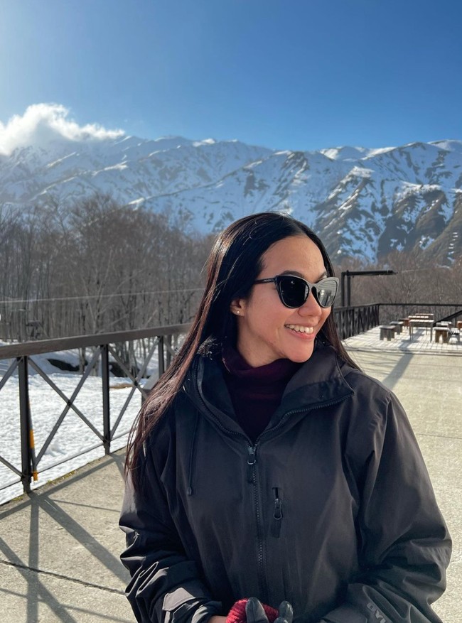 Walaupun kulitnya tengah bermasalah namun hal itu tak menghentikan Yura untuk tetap tampil ceria. Terlihat dirinya yang begitu menikmati momen-momen saat berada di Jepang. Foto: Instagram/@yurayunita