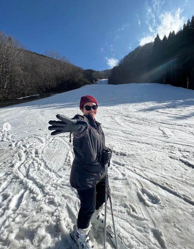 Pelantun lagu Dunia Tipu Tipu itu juga tampak mencoba bermain ski. Sambil mengenakan pakaian hangat, Yura berpose di tengah salju dengan tongkat dan sepatu ski-nya. Foto: Instagram/@yurayunita