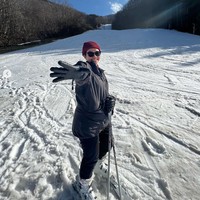 Pelantun lagu Dunia Tipu Tipu itu juga tampak mencoba bermain ski. Sambil mengenakan pakaian hangat, Yura berpose di tengah salju dengan tongkat dan sepatu ski-nya. Foto: Instagram/@yurayunita