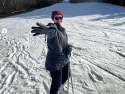 8 Foto Yura Yunita Liburan ke Jepang, Pamer Wajah Berjerawat Tanpa Makeup