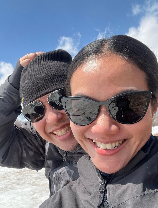 Tak sendirian, penyanyi 31 tahun itu juga ditemani sang suami, Donne Maula. Terlihat keduanya berfoto selfie bersama. Foto: Instagram/@yurayunita