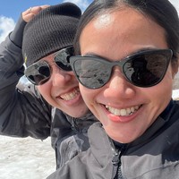 Tak sendirian, penyanyi 31 tahun itu juga ditemani sang suami, Donne Maula. Terlihat keduanya berfoto selfie bersama. Foto: Instagram/@yurayunita