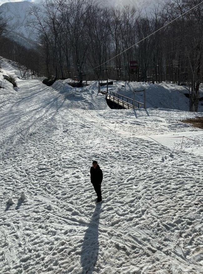 Berpose di tengah salju, tempat yang dikunjungi Yura saat berada di Jepang itu tampak memiliki pemandangan yang indah dan asri. Foto: Instagram/@yurayunita