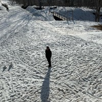 Berpose di tengah salju, tempat yang dikunjungi Yura saat berada di Jepang itu tampak memiliki pemandangan yang indah dan asri. Foto: Instagram/@yurayunita