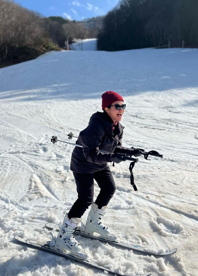 Melalui akun Instagram pribadinya Yura Yunita tampak membagikan foto-foto dirinya ketika berlibur ke Jepang. Dari foto-foto yang dibagikan terlihat Yura Yunita asik bermain salju saat berada di sana. Foto: Instagram/@yurayunita