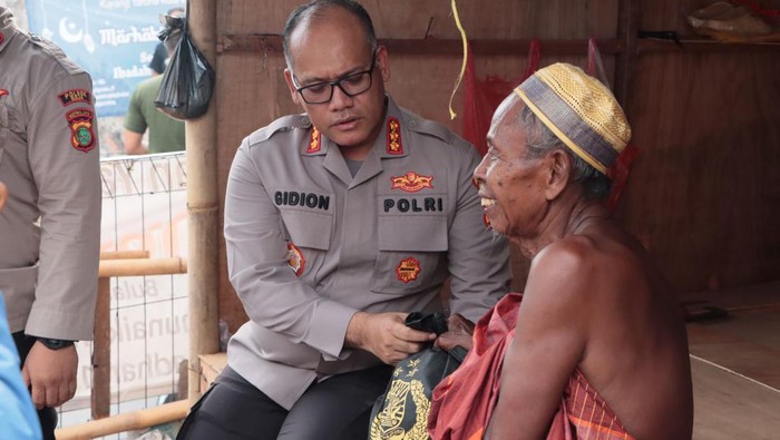 Penyerahan bansos Kapolri untuk korban kebakaran Depo Plumpang dilakukan oleh Kapolres Metro Jakut Kombes Gidion Arif Setyawan, Kamis (6/4).