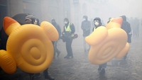 Untuk melindungi diri, sejumlah warga tampak membawa balon berbentuk bebek.