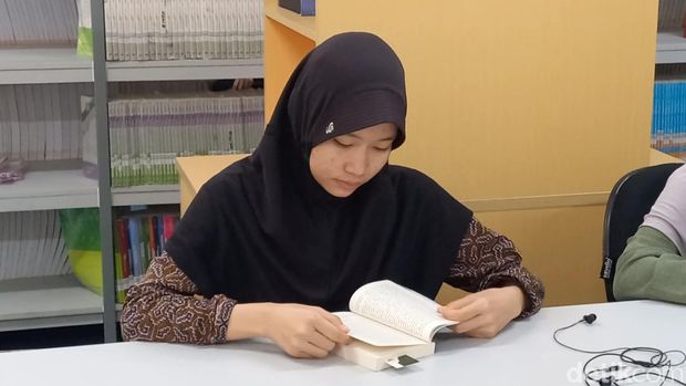 Siswi yang diterima 7 kampus top luar negeri Allin Alya Yasmin (18), saat ditemui di SMA Unggulan CT ARSA Foundation Sukoharjo, Jumat (7/4/2023).