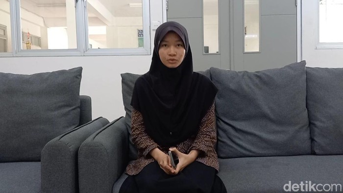 Siswi yang diterima 7 kampus top luar negeri Allin Alya Yasmin (18), saat ditemui di SMA Unggulan CT ARSA Foundation Sukoharjo, Jumat (7/4/2023).