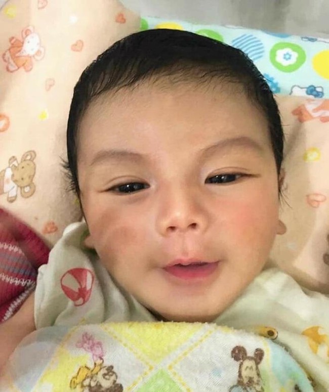 Masih ingat dengan potret bayi viral yang satu ini? Bayi bernama Arsya itu sempat mencuri atensi banyak netizen karena memiliki paras yang tampan. Potret sang bayi pun sempat jadi viral dan banyak diperbincangkan di dunia maya. Foto: Facebook/Paeisa Seng