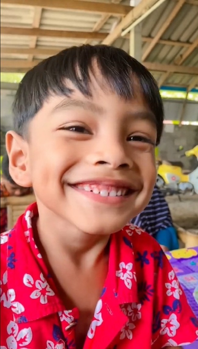 Walaupun banyak pihak yang ingin membantu Arsya untuk terkenal, namun sang ibu menolak tawaran tersebut. Ia menginginkan anaknya itu bisa memiliki kehidupan yang damai dan menghabiskan masa kecil seperti anak-anak lainnya, bukan terjerat dalam dunia entertain. Foto: Facebook/Paeisa Seng