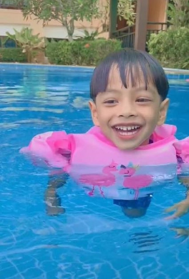 Tak sedikit orang yang memuji cara Paeisa merawat sang anak dengan baik dan penuh perhatian. Dan berkat penolakannya untuk menjadikan sang anak terkenal, Arsya kini bisa hidup damai dan bebas seperti anak-anak lain seusianya. Foto: Facebook/Paeisa Seng