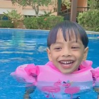 Tak sedikit orang yang memuji cara Paeisa merawat sang anak dengan baik dan penuh perhatian. Dan berkat penolakannya untuk menjadikan sang anak terkenal, Arsya kini bisa hidup damai dan bebas seperti anak-anak lain seusianya. Foto: Facebook/Paeisa Seng