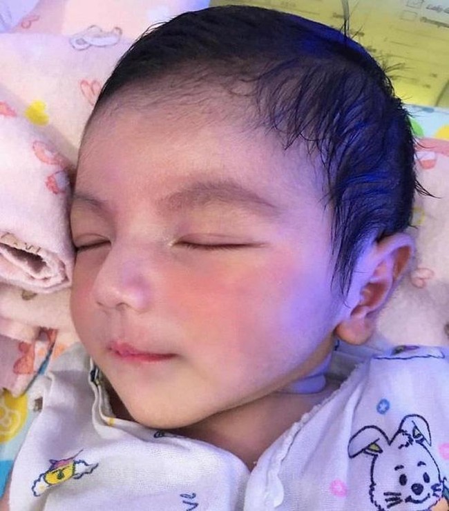 Memiliki hidung mancung, rambut hitam tebal, dagu lancip, pipi merona, dan bibir pink, paras sang bayi mampu menghipnotis para netizen yang melihatnya. Tak sedikit yang lantas memuji paras tampan sang bayi. Foto: Facebook/Paeisa Seng