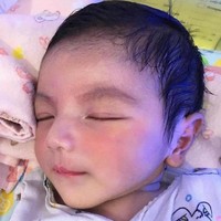 Memiliki hidung mancung, rambut hitam tebal, dagu lancip, pipi merona, dan bibir pink, paras sang bayi mampu menghipnotis para netizen yang melihatnya. Tak sedikit yang lantas memuji paras tampan sang bayi. Foto: Facebook/Paeisa Seng