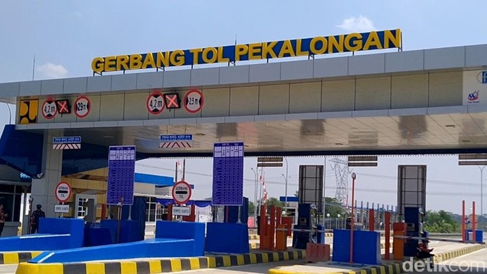 Suasana gerbang tol dan petunjuk arah di ruas tol Pemalang-Batang.