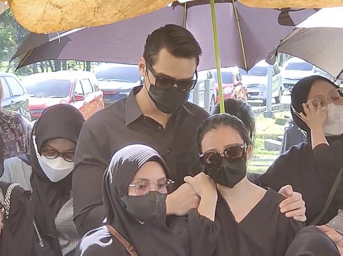 Pemakaman Asmirandah meninggal duni