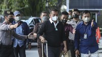Ghufron mengatakan M Adil diduga melakukan pemotongan uang persediaan dan ganti uang persediaan pengadaan umrah sebesar 5-10 persen. 