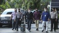 Adil langsung berjalan masuk ke gedung KPK sambil membawa koper. Dia tak memberi keterangan apapun terkait kasus yang membuatnya kena OTT. Adil tampak dikawal sejumlah polisi dan penyelidik KPK. 