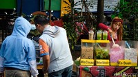 Selepas waktu ashar hingga menjelang magrib, lokasi ini selalu ramai pedagang takjil di sepanjang jalan bagian luar Pasar Santa. 