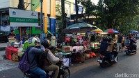 Dengan membawa uang sekitar Rp 20 ribu, warga bisa membeli takjil yang cukup untuk berbuka puasa.  