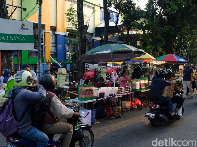 Berburu Takjil Buka Puasa di Pasar Santa Jakarta