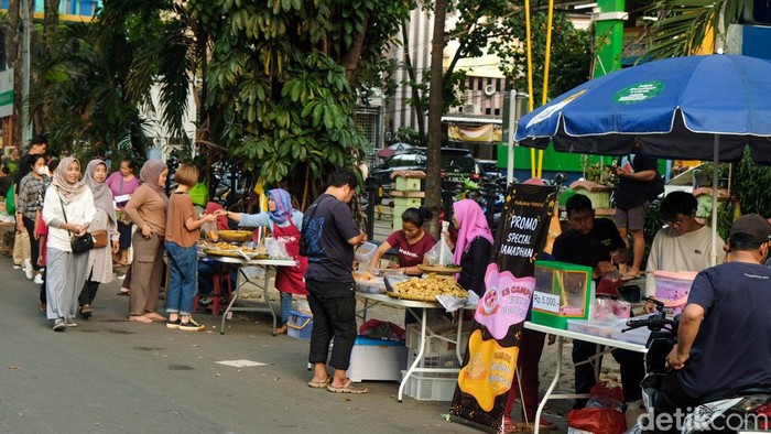 Berburu Takjil Buka Puasa di Pasar Santa Jakarta Warga berburu takjil di Pasar Santa, Kebayoran Baru, Jakarta Selatan, Jumat (7/4/2023). Selain tempatnya sejuk dan nyaman, lokasi ini juga banyak tempat nongkrong serta lapak yang menjajakan aneka macam santapan berbuka alias takjil.