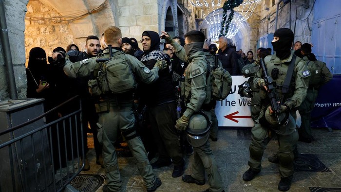 Israeli border police stand guard at the Al-Aqsa compound, also known to Jews as the Temple Mount, while tension arises during clashes with Palestinians in Jerusalem's Old City, April 5, 2023. REUTERS/Ammar Awad REFILE - CORRECTING CAPTION DESCRIPTION