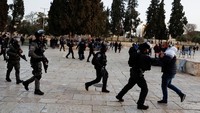 Bulan Sabit Merah Palestina mengatakan, tujuh warga Palestina menderita luka akibat peluru dan pemukulan dalam bentrokan dengan polisi Israel di kompleks Masjid Al-Aqsa. Ia menambahkan bahwa pasukan Israel mencegah petugas medis mencapai masjid.  