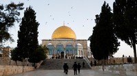 Kompleks Masjid Al-Aqsa, yang sering menjadi pusat ketegangan, tidak hanya rumah bagi salah satu situs suci umat Islam, tetapi juga situs paling suci dalam Yudaisme, yang dikenal sebagai Temple Mount.  
