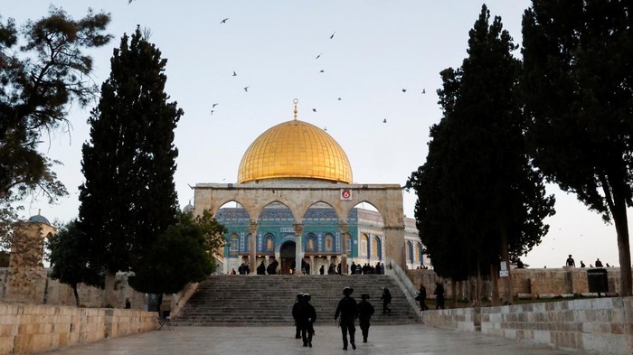 Israeli border police stand guard at the Al-Aqsa compound, also known to Jews as the Temple Mount, while tension arises during clashes with Palestinians in Jerusalem's Old City, April 5, 2023. REUTERS/Ammar Awad REFILE - CORRECTING CAPTION DESCRIPTION