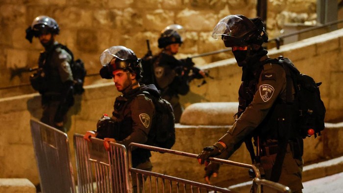 Bingkai Sepekan: Ramadan Kelabu di Palestina Israeli border police stand guard at the Al-Aqsa compound, also known to Jews as the Temple Mount, while tension arises during clashes with Palestinians in Jerusalem's Old City, April 5, 2023. REUTERS/Ammar Awad REFILE - CORRECTING CAPTION DESCRIPTION