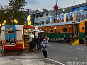 Sensasi Ngabuburit Sambil Kulineran di Atas Gerbong Kereta Kota Madiun